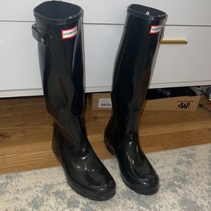 Black Hunter tall gloss rain boots with socks